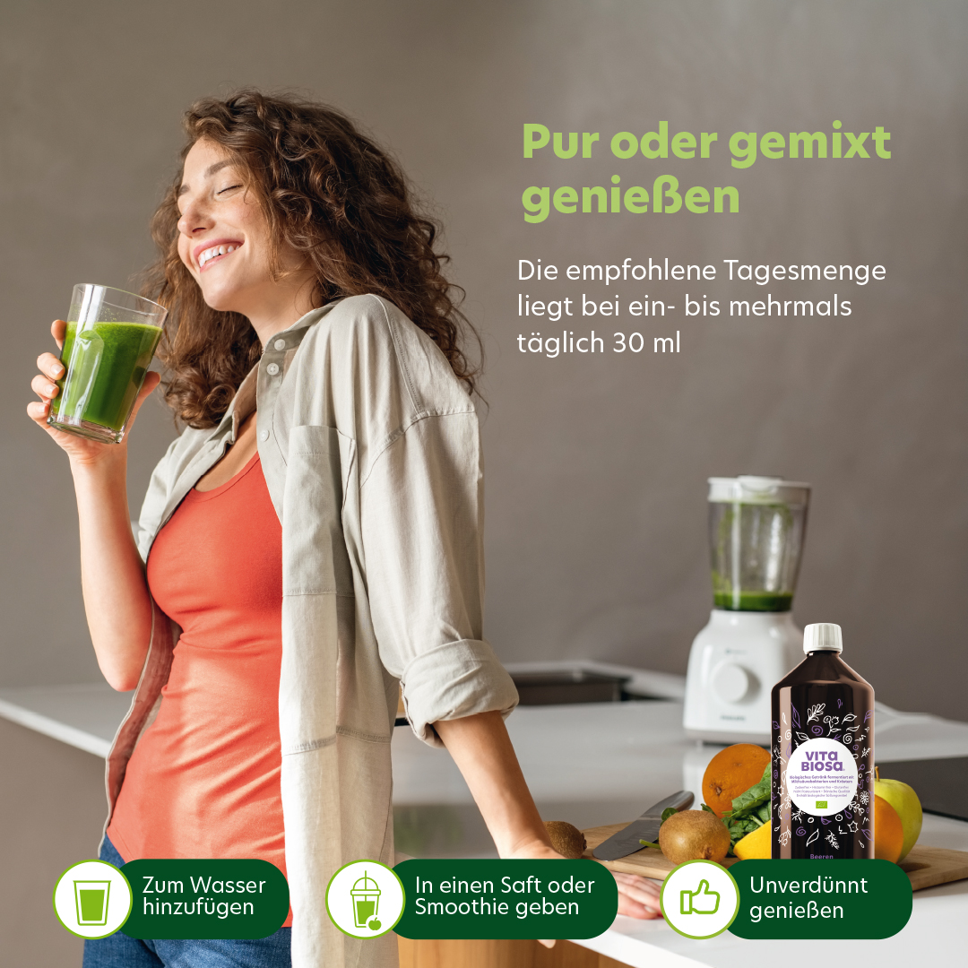 Vita Biosa Beeren Smoothie Zubereitung Model Frau mit Schnapsglas Vita Biosa Beeren Kräuter Apfel Frucht Brombeeren